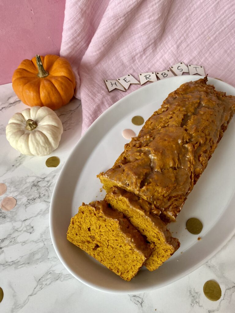 Schneller Kürbiskuchen im Herbst. Das Rezept mit der köstlichen Zimtglasur ist ein einfaches All-in Rezept für jeden Tag!