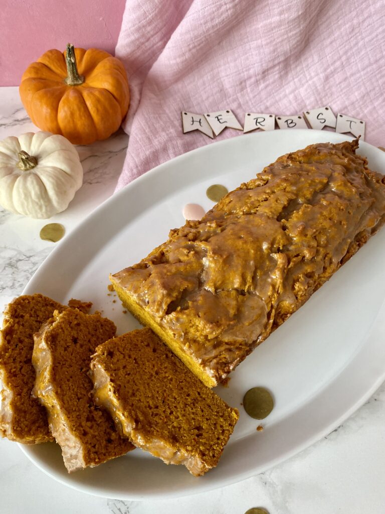 Schneller Kürbiskuchen im Herbst. Das Rezept mit der köstlichen Zimtglasur ist ein einfaches All-in Rezept für jeden Tag!