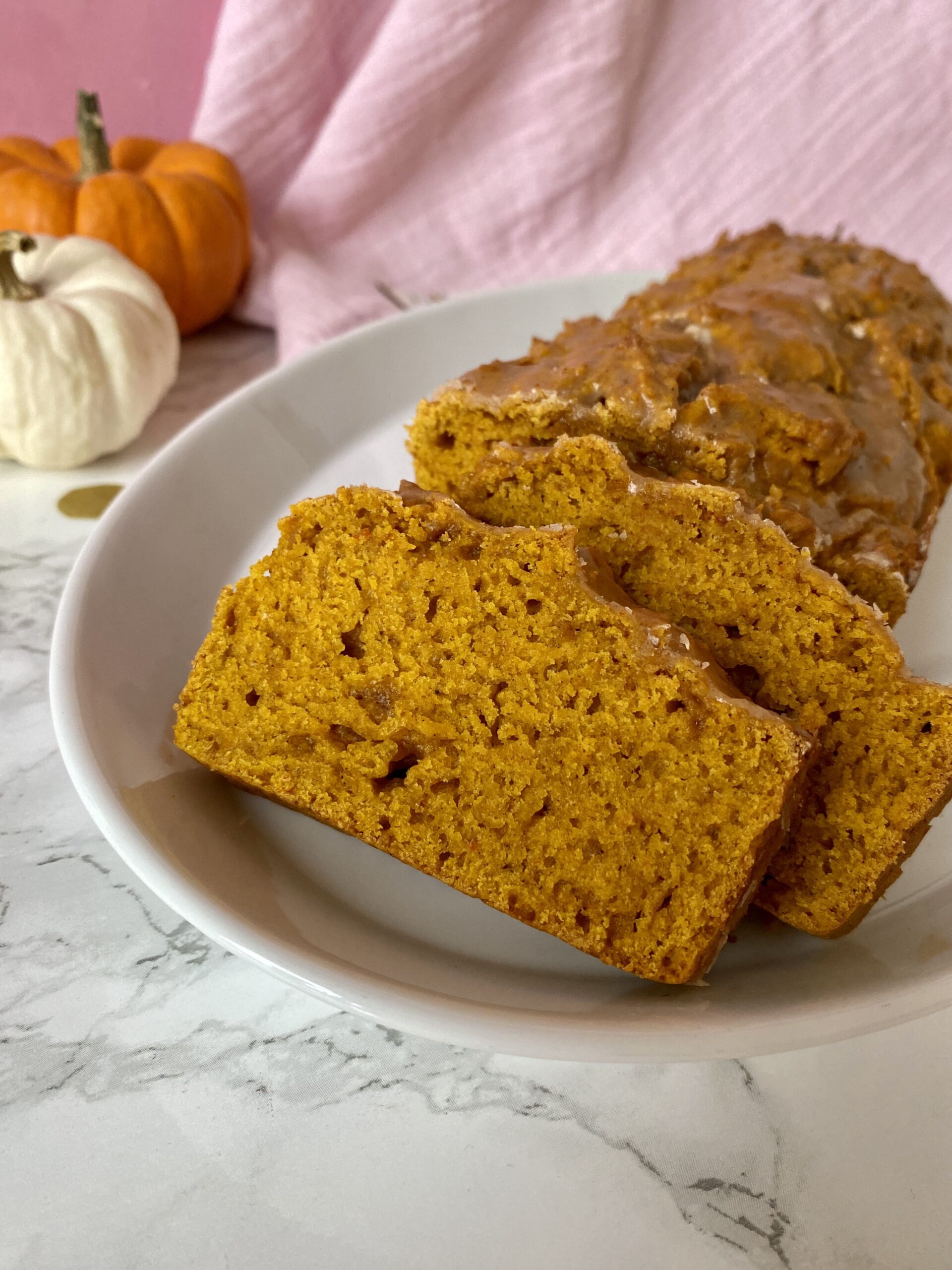 Schneller Kürbiskuchen mit Zimtglasur - Backen mit Minis