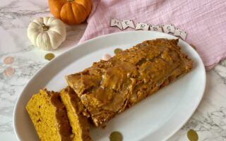 Schneller Kürbiskuchen im Herbst. Das Rezept mit der köstlichen Zimtglasur ist ein einfaches All-in Rezept für jeden Tag!