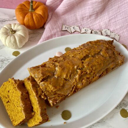 Schneller Kürbiskuchen im Herbst. Das Rezept mit der köstlichen Zimtglasur ist ein einfaches All-in Rezept für jeden Tag!