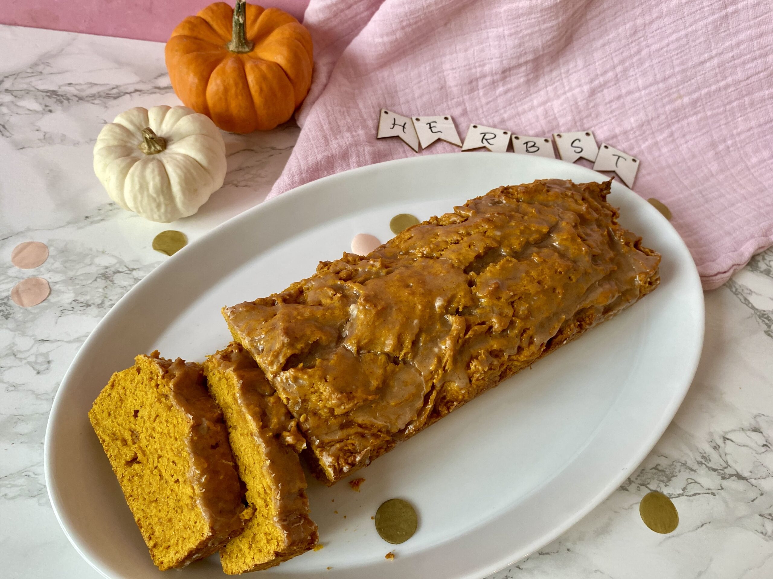 Schneller Kürbiskuchen mit Zimtglasur - Backen mit Minis