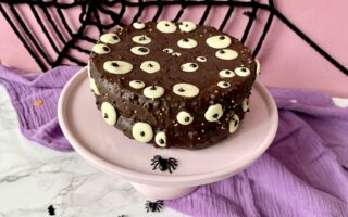 Saftiger Schokokuchen mit Schokoaugen: ein kinderleichter & leckerer Halloweenkuchen