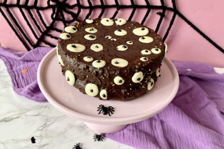 Saftiger Schokokuchen mit Schokoaugen: ein kinderleichter & leckerer Halloweenkuchen