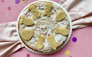 Der saftige Karottenkuchen ist ein klassischer Osterkuchen, den du hervorragend mit deinen Kindern backen kannst.