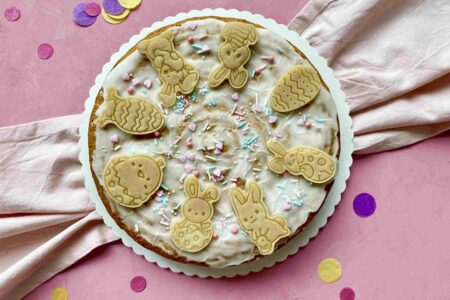 Der saftige Karottenkuchen ist ein klassischer Osterkuchen, den du hervorragend mit deinen Kindern backen kannst.