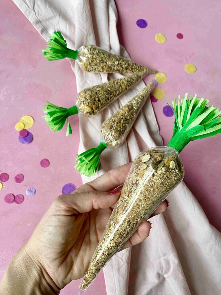 Das knusprige Oster-Granola ist ein schnelles Ostergeschenk und perfekt für das Backen mit Kindern.