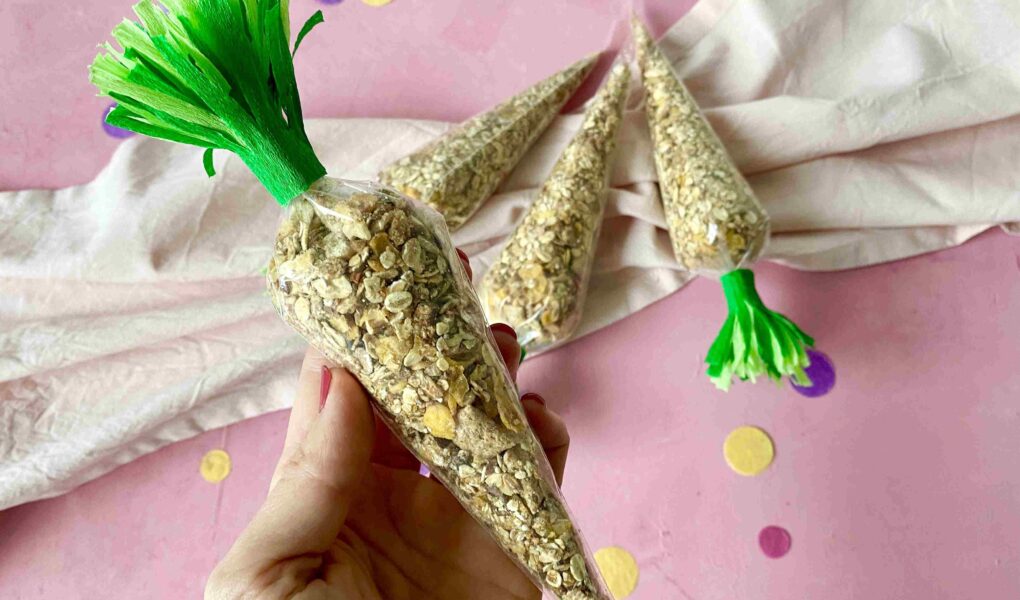 Das knusprige Oster-Granola ist ein schnelles Ostergeschenk und perfekt für das Backen mit Kindern.