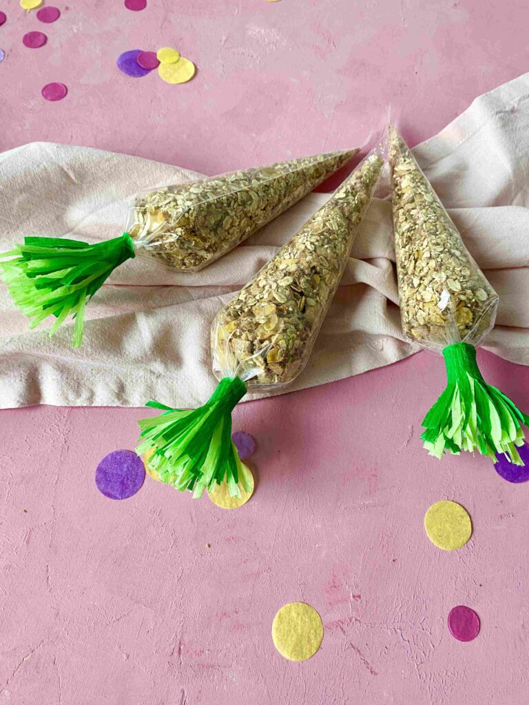 Das knusprige Oster-Granola ist ein schnelles Ostergeschenk und perfekt für das Backen mit Kindern.