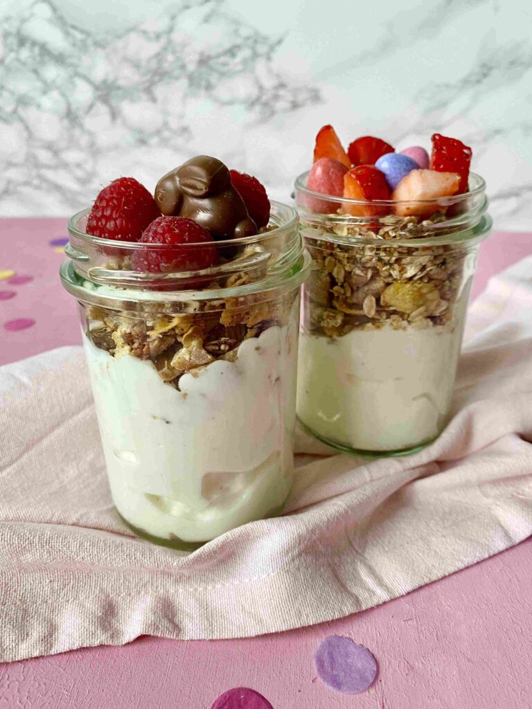 Das knusprige Oster-Granola ist ein schnelles Ostergeschenk und perfekt für das Backen mit Kindern.