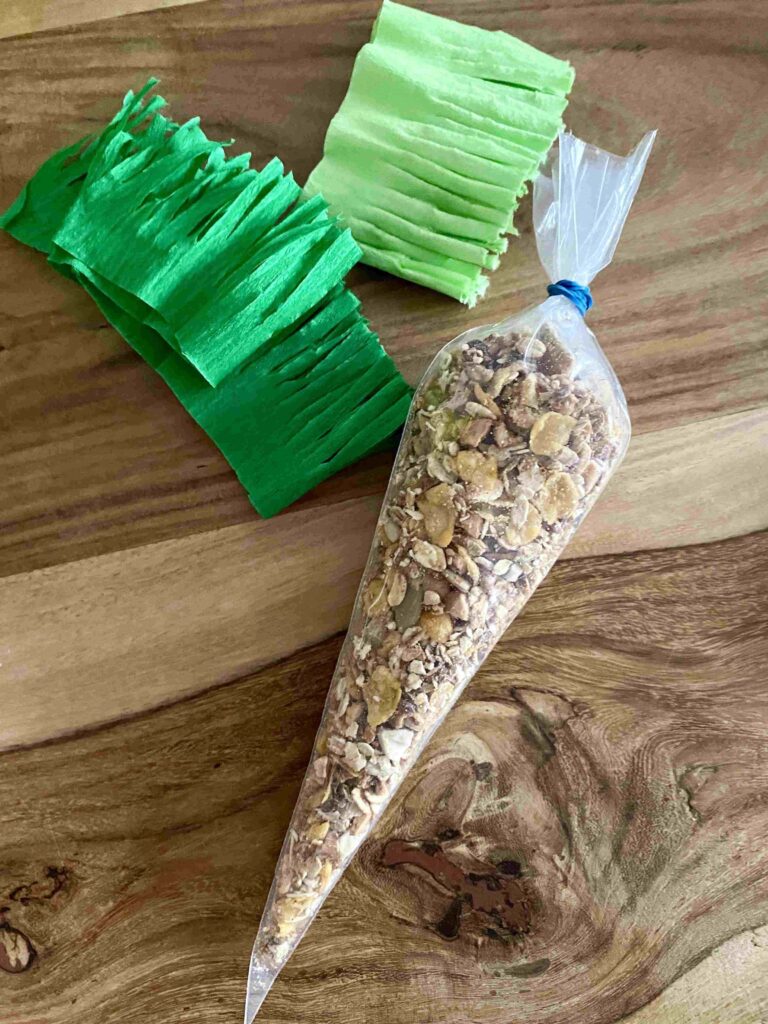 Das knusprige Oster-Granola ist ein schnelles Ostergeschenk und perfekt für das Backen mit Kindern.