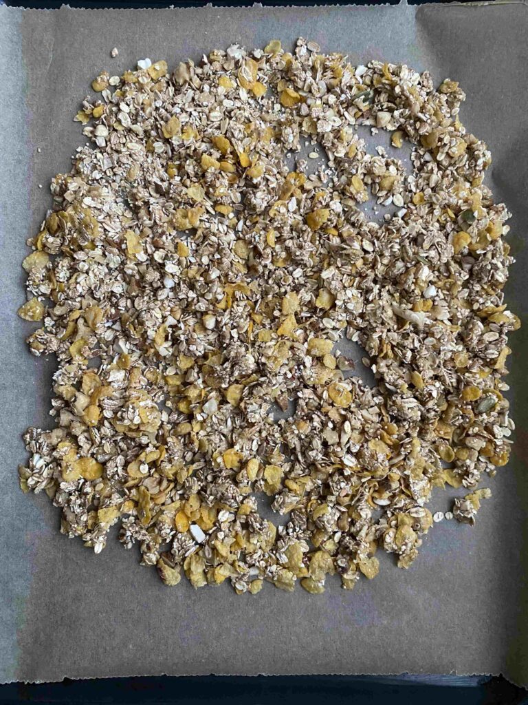 Das knusprige Oster-Granola ist ein schnelles Ostergeschenk und perfekt für das Backen mit Kindern.