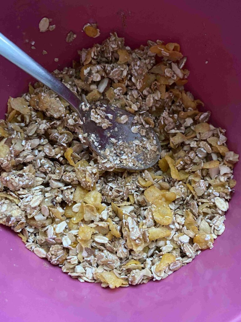 Das knusprige Oster-Granola ist ein schnelles Ostergeschenk und perfekt für das Backen mit Kindern.