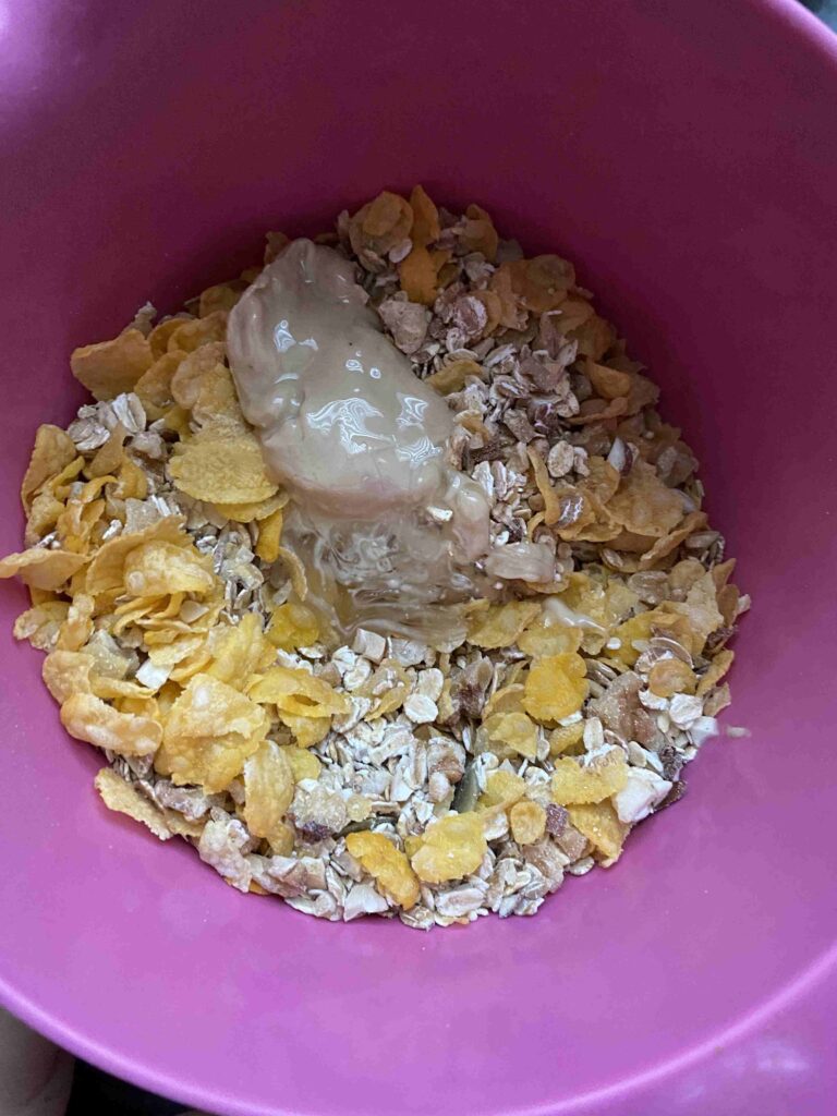 Das knusprige Oster-Granola ist ein schnelles Ostergeschenk und perfekt für das Backen mit Kindern.