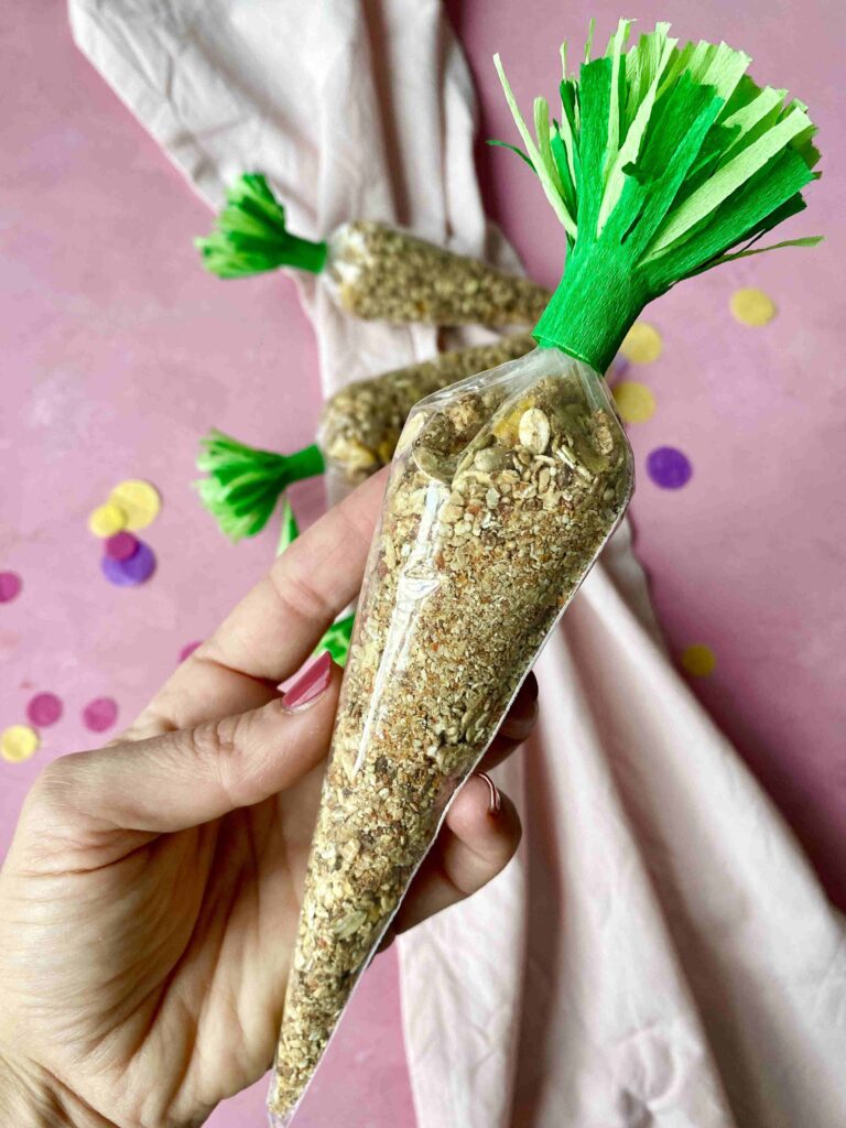 Das knusprige Oster-Granola ist ein schnelles Ostergeschenk und perfekt für das Backen mit Kindern.