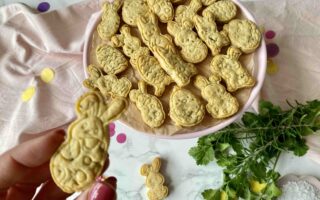 Knusprige Parmesan-Kräuter-Kräcker als herzhafter Snack. Ein leckeres Ostergeschenk aus frischen Kräutern.