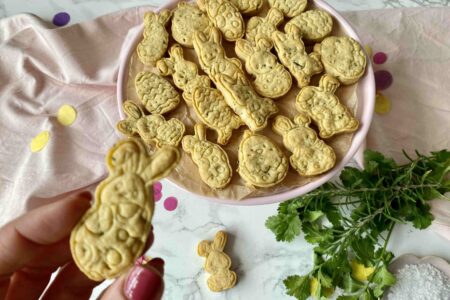 Knusprige Parmesan-Kräuter-Kräcker als herzhafter Snack. Ein leckeres Ostergeschenk aus frischen Kräutern.