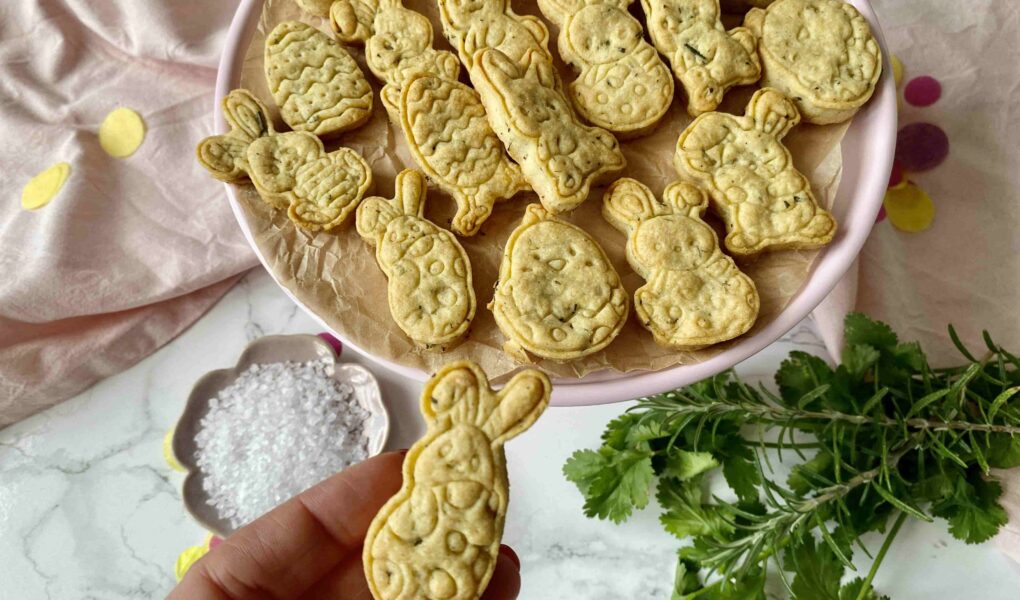 Knusprige Parmesan-Kräuter-Kräcker als herzhafter Snack. Ein leckeres Ostergeschenk aus frischen Kräutern.