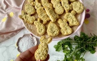 Knusprige Parmesan-Kräuter-Kräcker als herzhafter Snack. Ein leckeres Ostergeschenk aus frischen Kräutern.