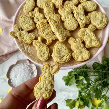 Knusprige Parmesan-Kräuter-Kräcker als herzhafter Snack. Ein leckeres Ostergeschenk aus frischen Kräutern.