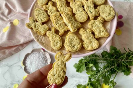 Knusprige Parmesan-Kräuter-Kräcker als herzhafter Snack. Ein leckeres Ostergeschenk aus frischen Kräutern.