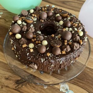 Wir bereiten einen Schoko-Haselnuss-Marmorkuchen als Geburtstagskuchen für den Papa der Minis vor.