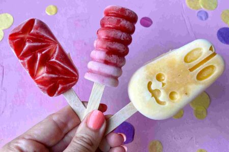 Gesundes Eis für Kinder selber machen. Eine wunderbare Beschäftigung für die Sommerferien.