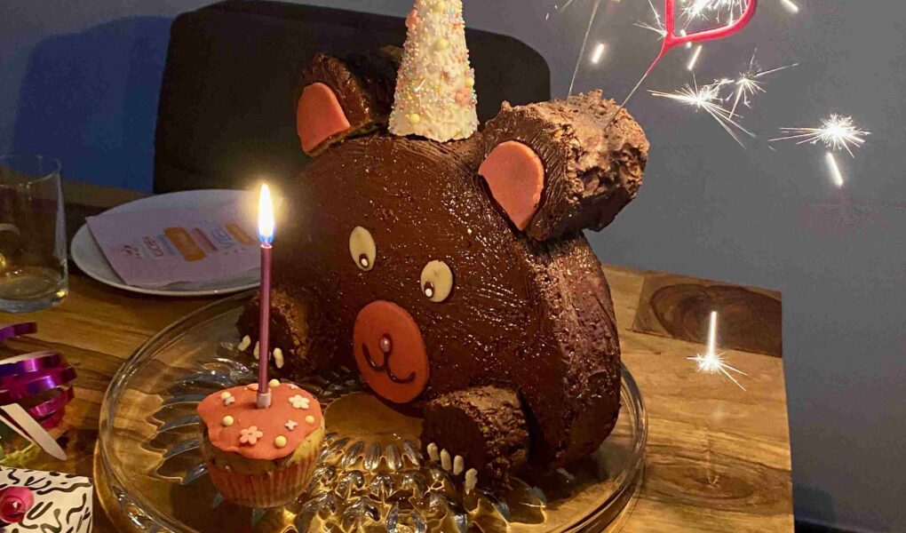 Der perfekte Geburtstagskuchen für Bärenfans. Der Bärchenkuchen ist der beste Mottokuchen und perfekt für das Backen mit Kindern.