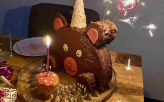 Der perfekte Geburtstagskuchen für Bärenfans. Der Bärchenkuchen ist der beste Mottokuchen und perfekt für das Backen mit Kindern.