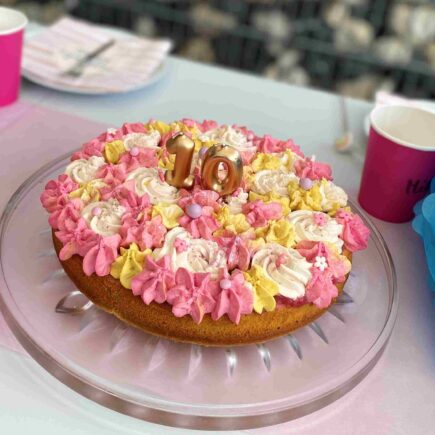 Der hübsche und einfache Erdbeerkuchen ist der perfekte Geburtstagskuchen für den Sommer. Eine einfache Geburtstagstorte zum Backen mit Kindern.