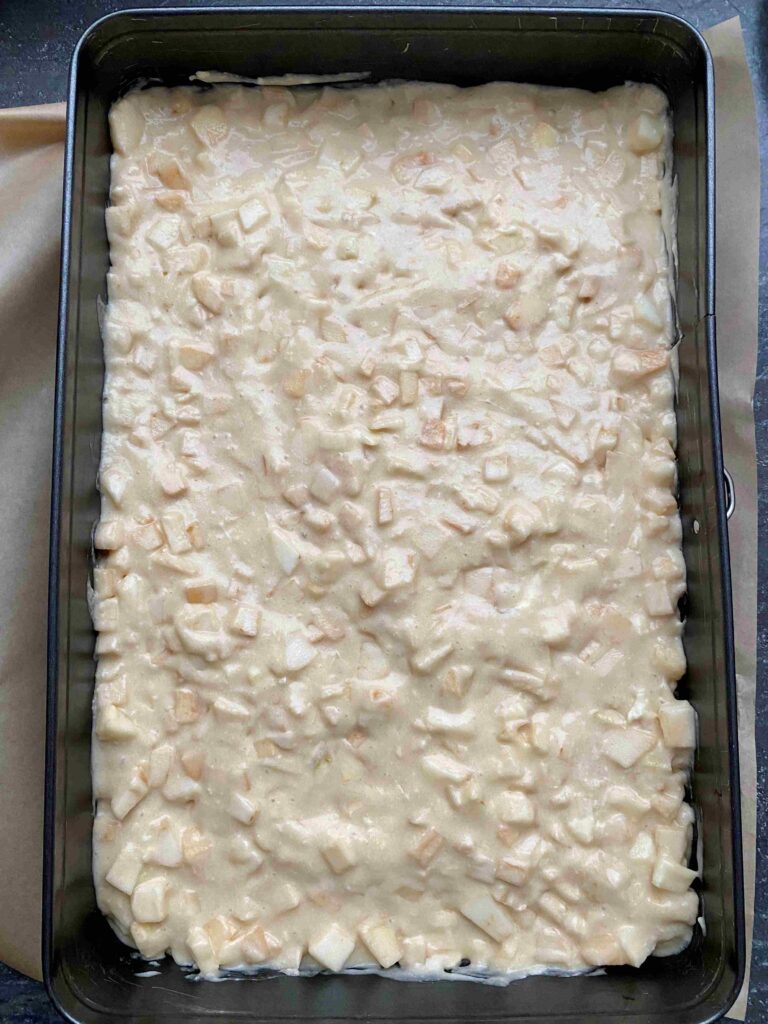 Ein saftiger Apfelkuchen vom Blech ist ein perfekter Kuchen zum Backen mit Kindern im Herbst.
