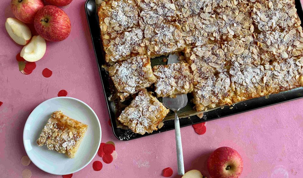 Ein saftiger, schneller Apfelkuchen vom Blech ist ein perfekter Kuchen zum Backen mit Kindern im Herbst.