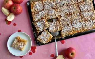 Ein saftiger, schneller Apfelkuchen vom Blech ist ein perfekter Kuchen zum Backen mit Kindern im Herbst.