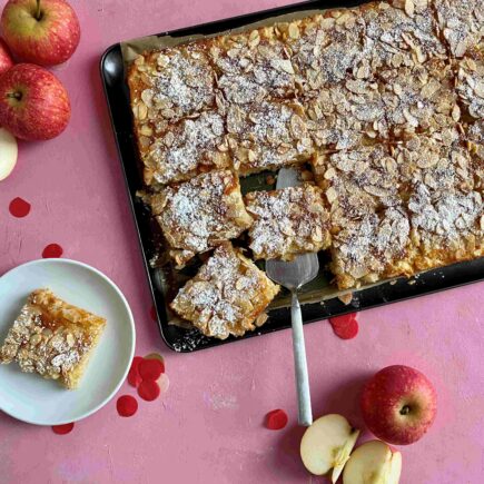 Ein saftiger, schneller Apfelkuchen vom Blech ist ein perfekter Kuchen zum Backen mit Kindern im Herbst.