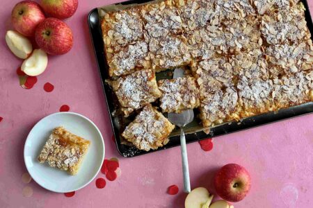 Ein saftiger, schneller Apfelkuchen vom Blech ist ein perfekter Kuchen zum Backen mit Kindern im Herbst.
