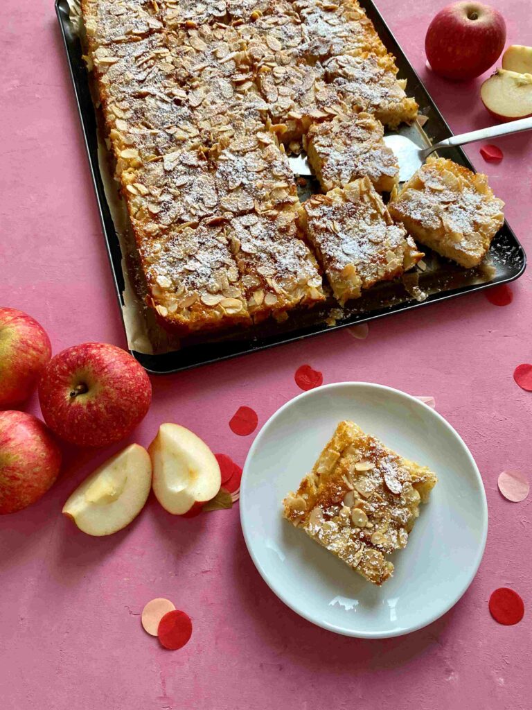 Ein saftiger, schneller Apfelkuchen vom Blech ist ein perfekter Kuchen zum Backen mit Kindern im Herbst.