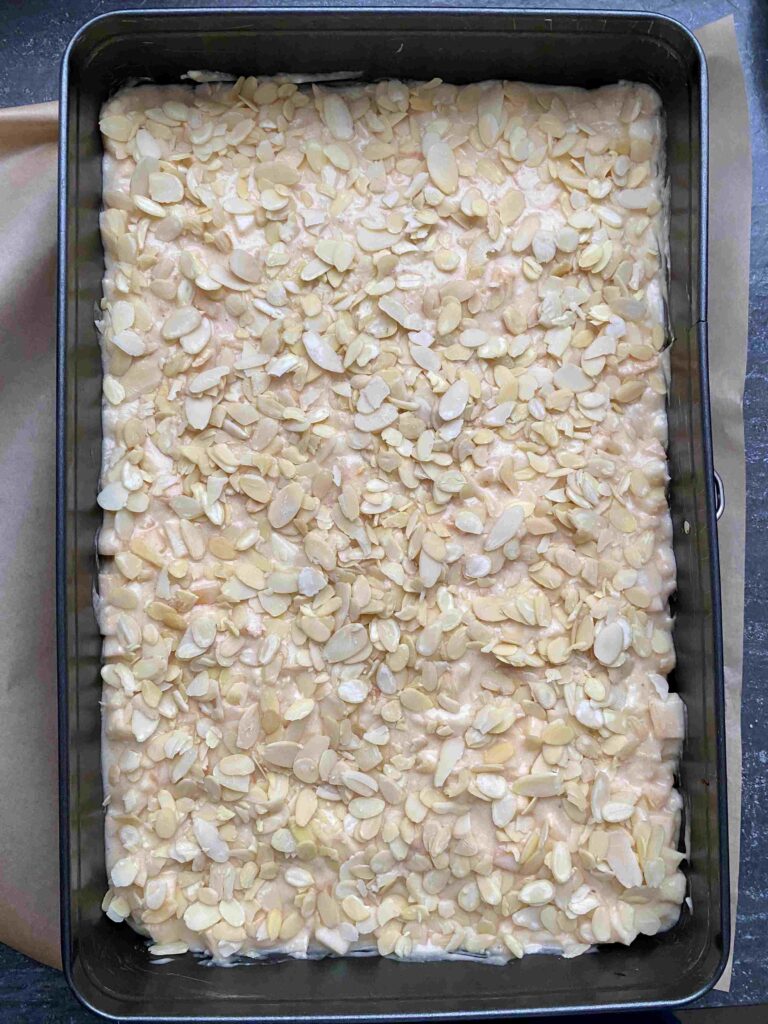 Ein saftiger Apfelkuchen vom Blech ist ein perfekter Kuchen zum Backen mit Kindern im Herbst.