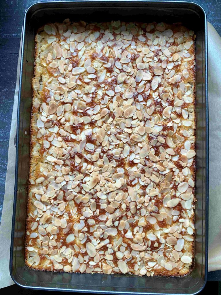 Ein saftiger Apfelkuchen vom Blech ist ein perfekter Kuchen zum Backen mit Kindern im Herbst.