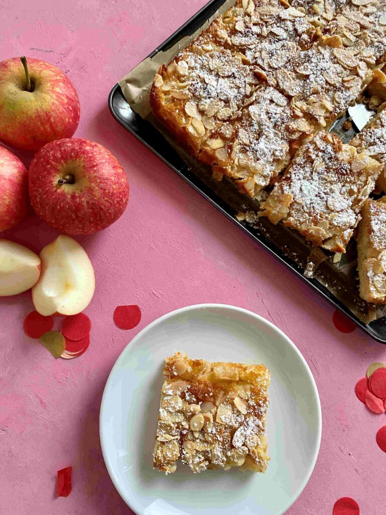 Ein saftiger, schneller Apfelkuchen vom Blech ist ein perfekter Kuchen zum Backen mit Kindern im Herbst.