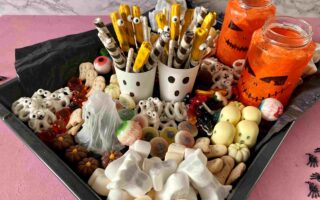 Das Halloween-Candyboard ist ein süßes Highlight auf deiner Halloweenparty.