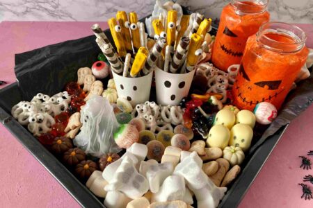 Das Halloween-Candyboard ist ein süßes Highlight auf deiner Halloweenparty.