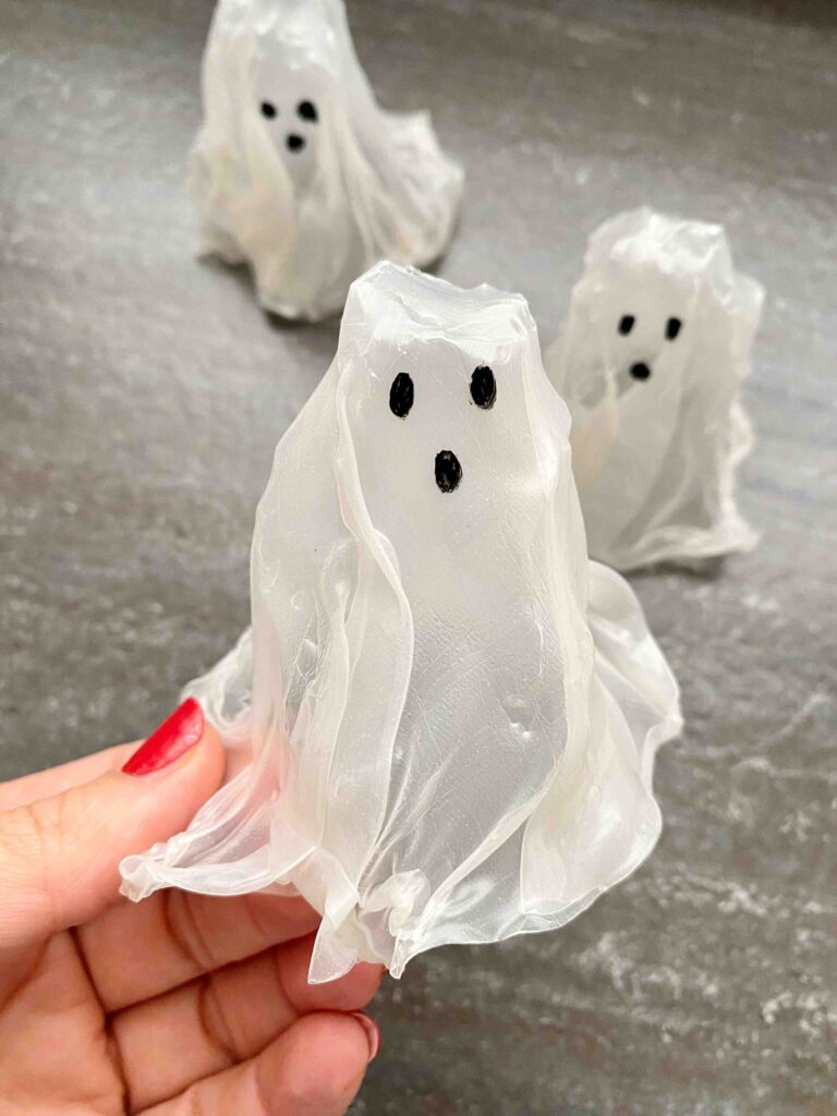 Die kleinen Gespenster aus Reispapier sind eine wunderbare Dekoration für deinen Halloweenkuchen.