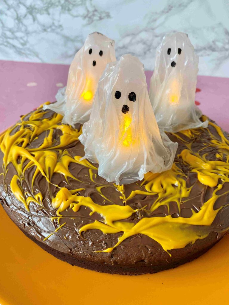 Der Gespenstische Schokokuchen ist ein großartiger Halloweenkuchen für Halloween mit Kindern.