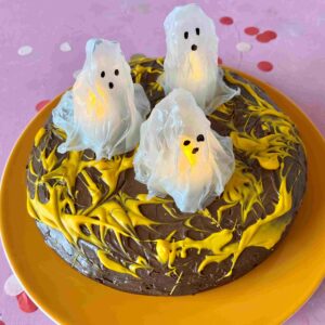 Der Gespenstische Schokokuchen ist ein großartiger Halloweenkuchen für Halloween mit Kindern.