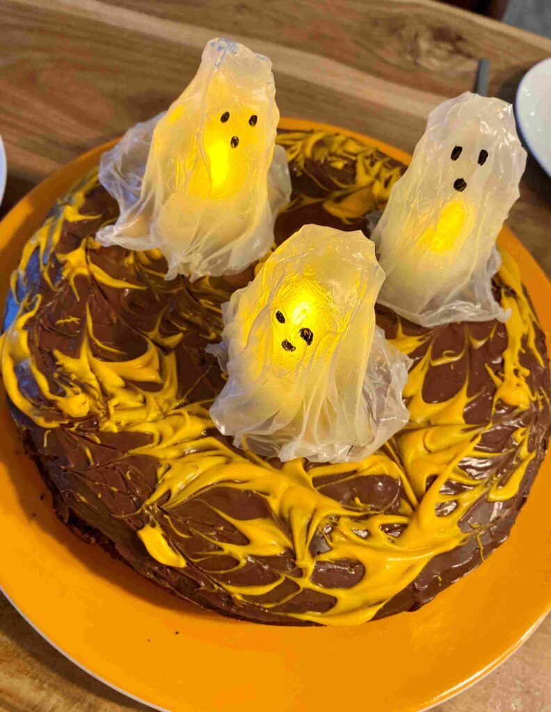 Der Gespenstische Schokokuchen ist ein großartiger Halloweenkuchen für Halloween mit Kindern.