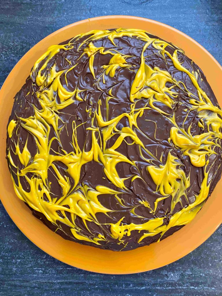 Der Gespenstische Schokokuchen ist ein großartiger Halloweenkuchen für Halloween mit Kindern.