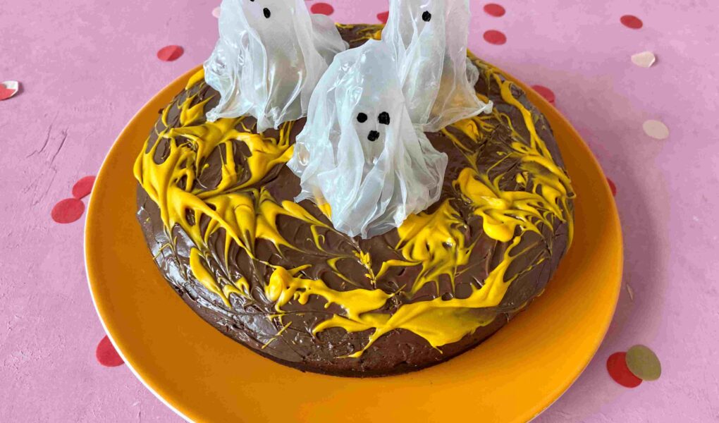 Der Gespenstische Schokokuchen ist ein großartiger Halloweenkuchen für Halloween mit Kindern.