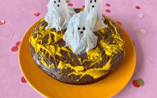 Der Gespenstische Schokokuchen ist ein großartiger Halloweenkuchen für Halloween mit Kindern.