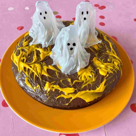 Der Gespenstische Schokokuchen ist ein großartiger Halloweenkuchen für Halloween mit Kindern.