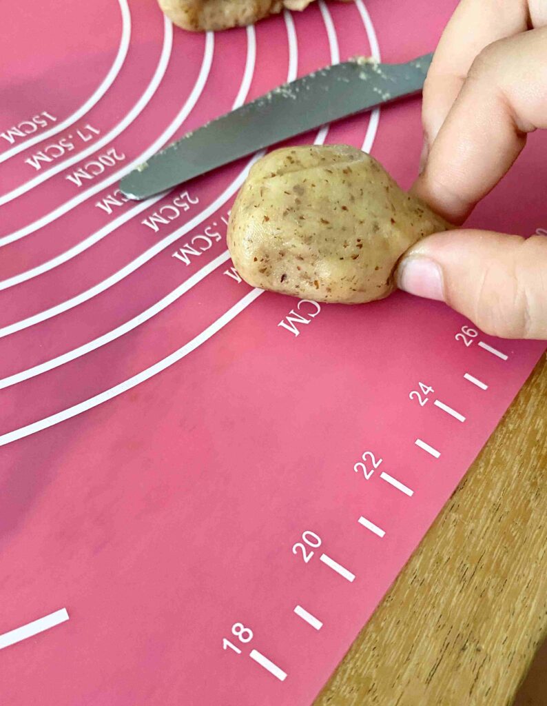 Niedliche Igelplätzchen sind wunderbar für das Backen mit Kindern im Herbst.